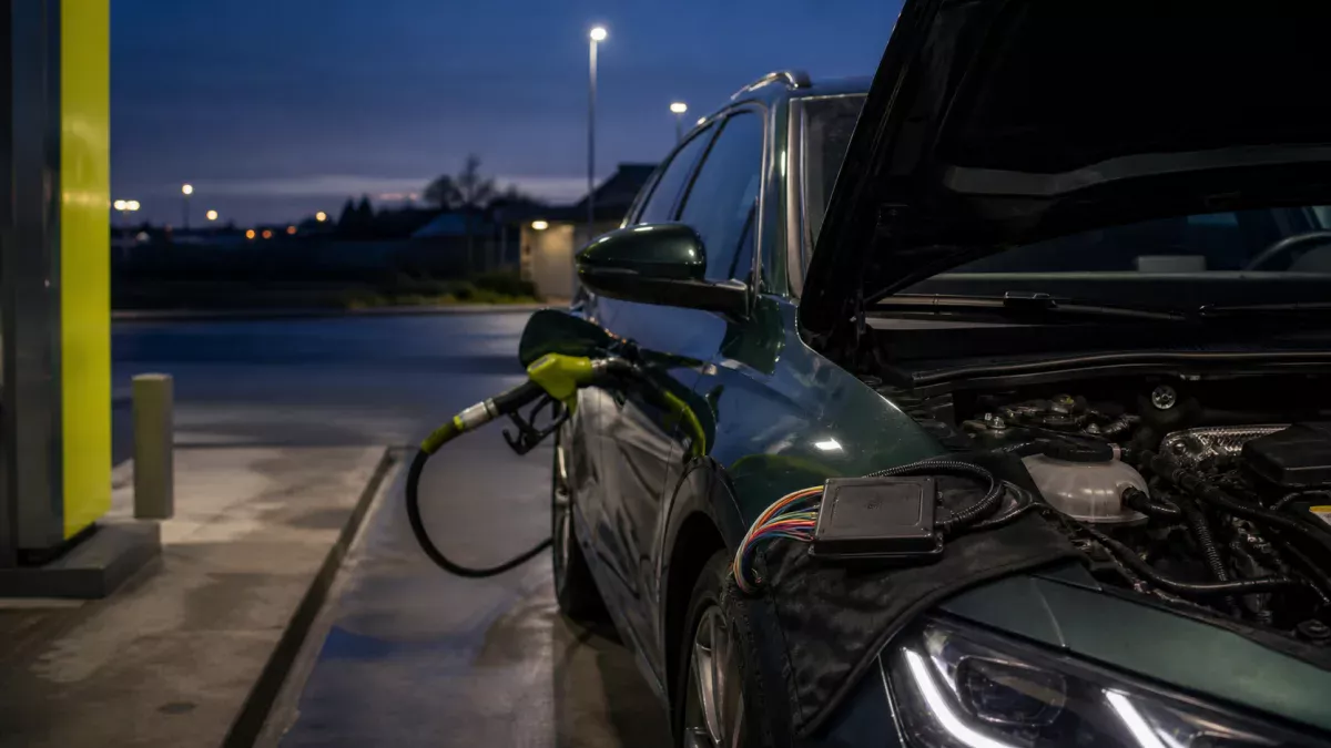 Boîtier E85 près du moteur d’une voiture essence